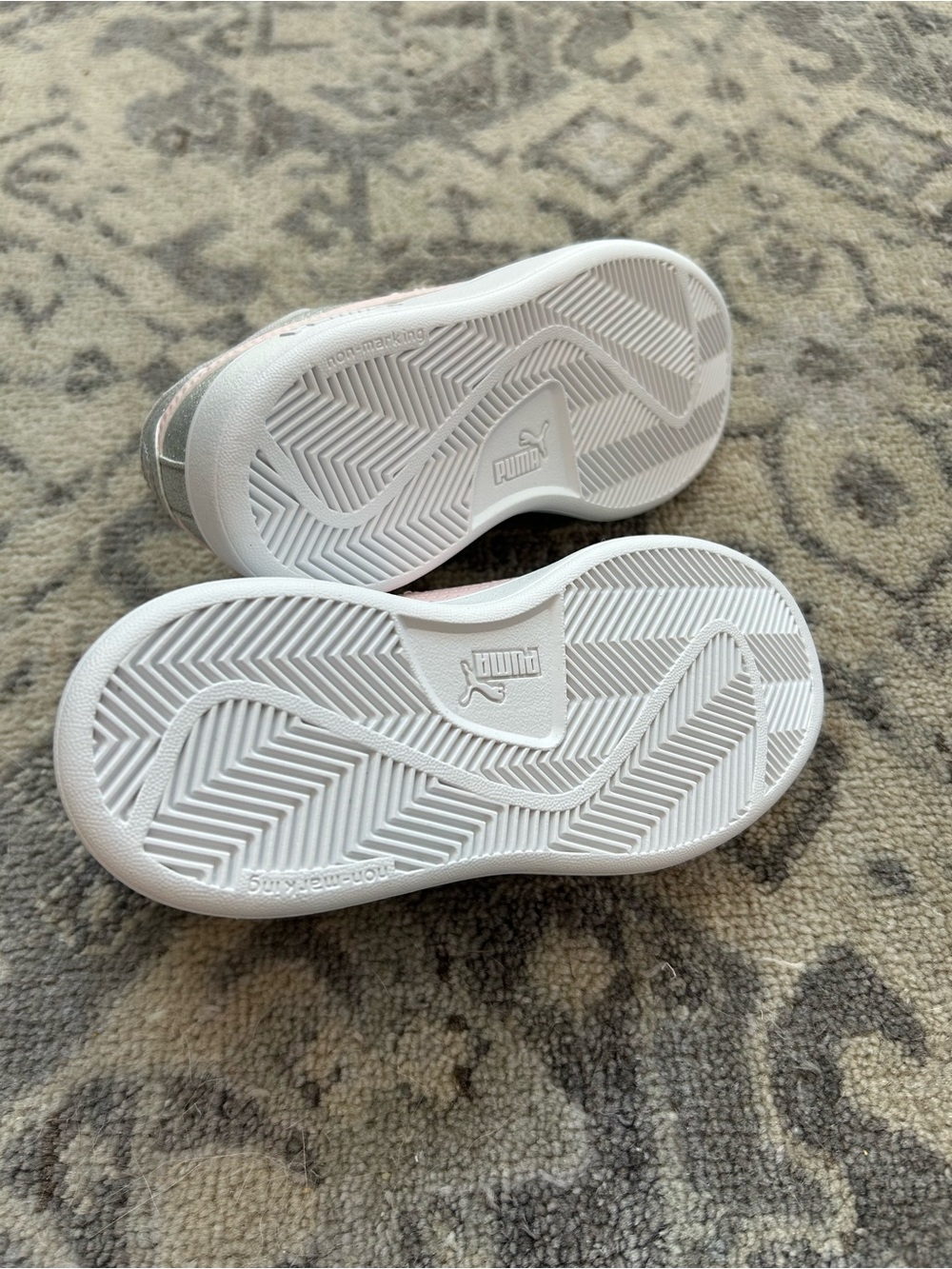 💗 NWT! Puma Kids Silver Glitter Sneakers with Pink Stripe - Picture 4 of 8